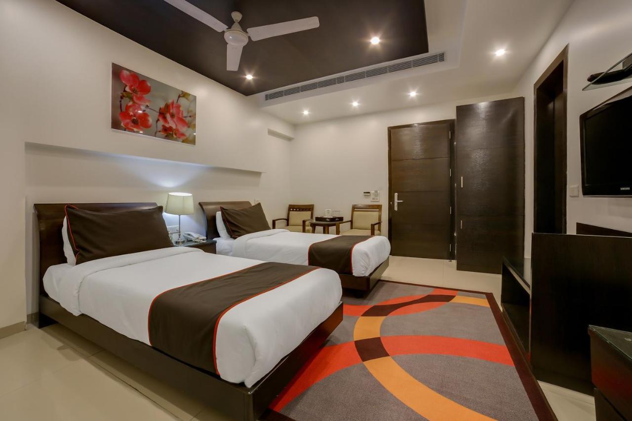 Townhouse Oak Safdarjung Hotel New Delhi Exterior foto
